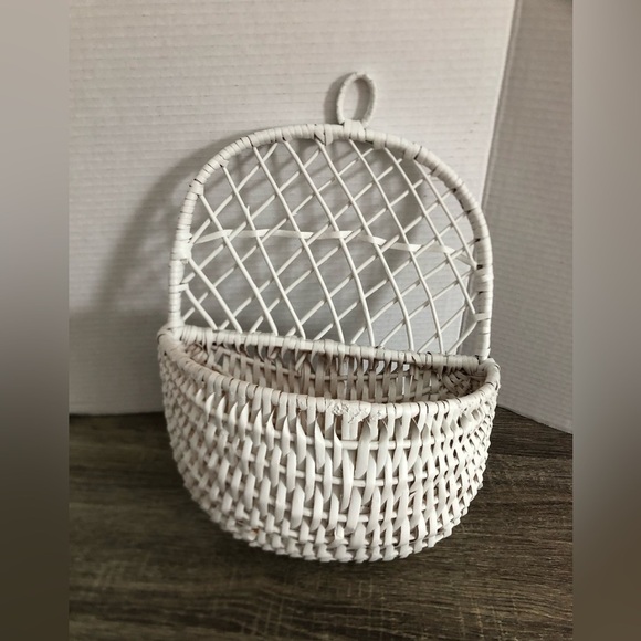 Vtg White Woven Wall Basket - Picture 10 of 11